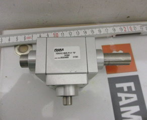 Шарикоподшипник
Winkelgetriebe, kugelgelagert
Type:
66/5-B-1-V10x9N-V15x32,5/M8-H1/4GAS
Baulänge 122,5mm/69mm
Variante IWK-4102467
B/ Type
1   9 / Übersetzung 1:1
10x9N /1. Vollwelle
15x32,5-M8 / 2. Welle
15x32,5/M8
Querbohr.+Schlitz
15x10-1/4G / 3. Welle
15x10-1/4-Gewinde
Variante IWK-1 Fiama