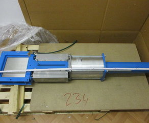 Задвижка 
Rechteckschieber Typ FC --- 250x250
• Innenmaße: 250x250mm
• Hub: 250mm
• Zum Einbau zwischen Flanschen
• Flanschbohrungen: Standard oder gemäß Kundenwunsch
• Baulänge: 80 mm
• Gehäuse: Stahl (ST37.2)
• Schieberplatte: SS304 (1.4301)
• Spindel: SS303 (1.4305)
• Nenndruck: 1bar
• Sitzring: metallisch
• Packung: PTFE-Synt./EPDM/PTFE-Synt.
• Temperaturbereich: -20°C bis +120°C
• Betätigung: Pneumatisch, einfachwirkend NC
• Verstärkt: U-Profil-Halteplatten wegen EW-Antrieb
• Schlitz in Halteplatte mit mech. Stellungsgeber FERGO Armaturen